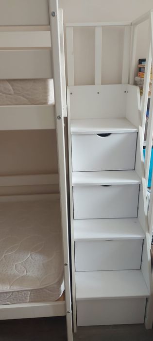 Двухъярусная кровать