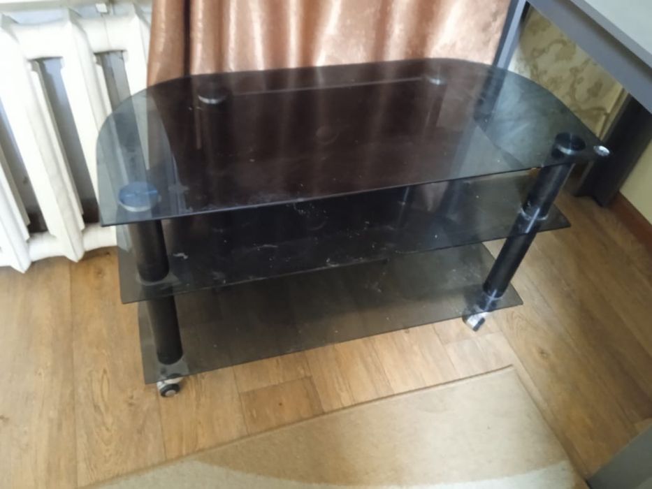 Продам стеклянный стол и диван.