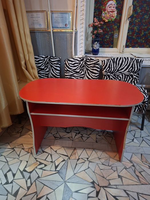 Столик письменный,журнальный.