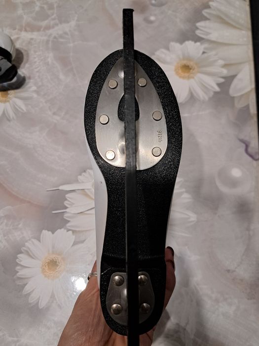 Продам коньки фигурные размер 33-34