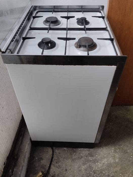 Vând aragaz electric