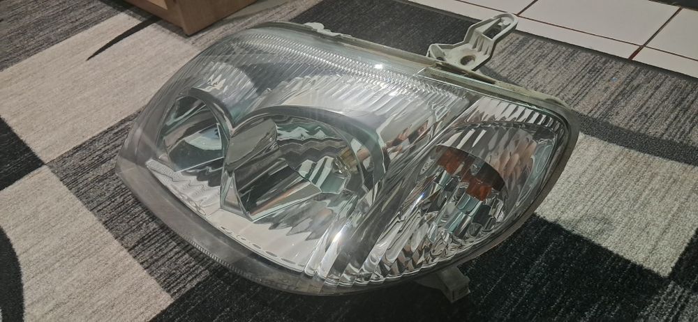 Ляв фар за Toyota Corolla IX  E120, E130