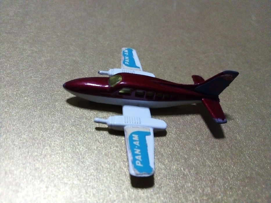 За колекционери! Предлагам колички-болиди, самолетче и влекач Мачбокс!