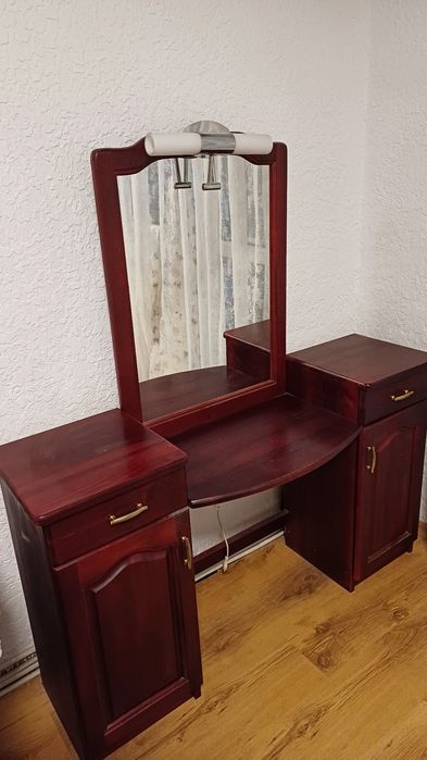 Дървена тоалетка за спалня с огледало