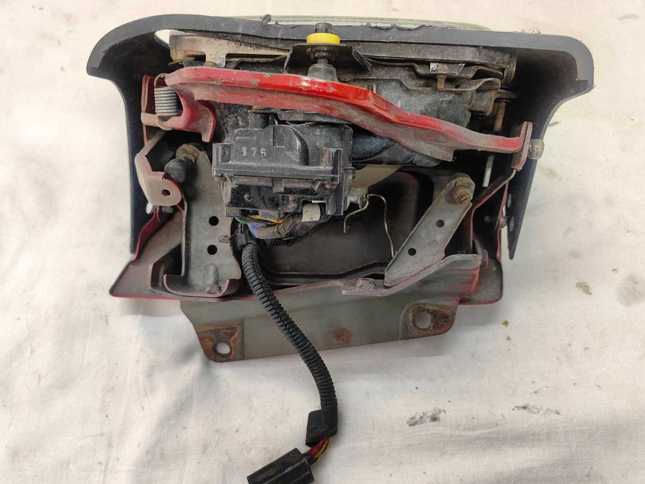 Оригинален десен фар Мазда 323  Mazda 323 F