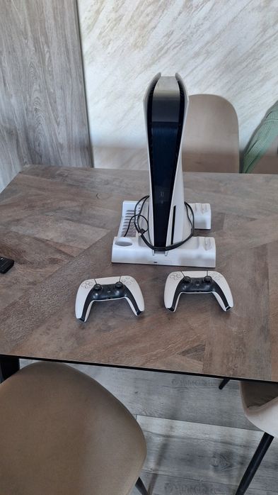 Vând ps5 cu 2 manete