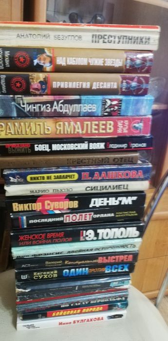 Продам книги, детективы современные.