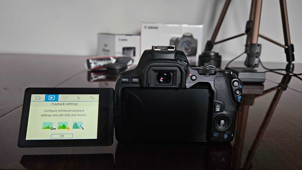 Canon EOS 250D + 18-55mm IS STM + 50mm f/1.8 STM | С оставаща гаранция