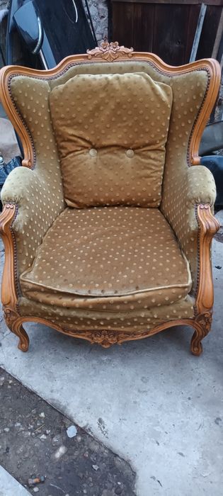 Set 2 fotolii+1 canapea cu 3 locuri,foarte vechi stare buna