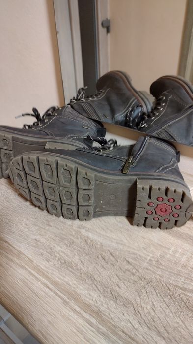 De vânzare ghete iarna băieți,siret și fermoar, căptușiți,mărime 37