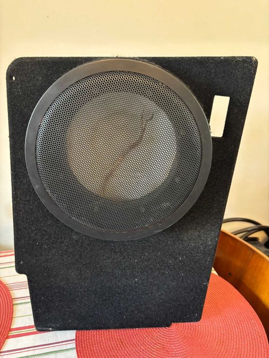 Incinta subwoofer dedicata Dacia Duster