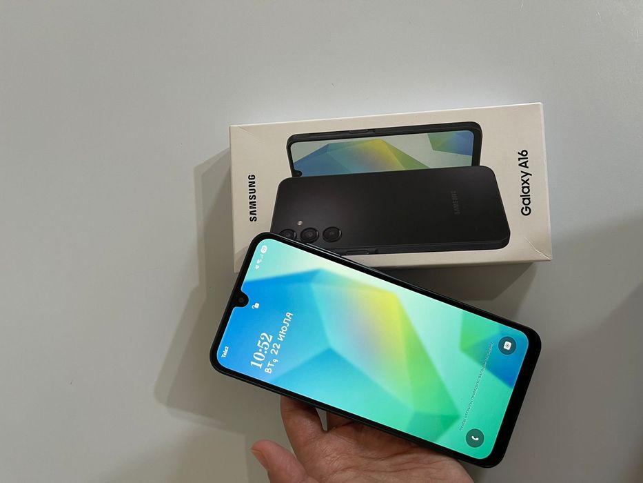 Өте жас және жалаңаш