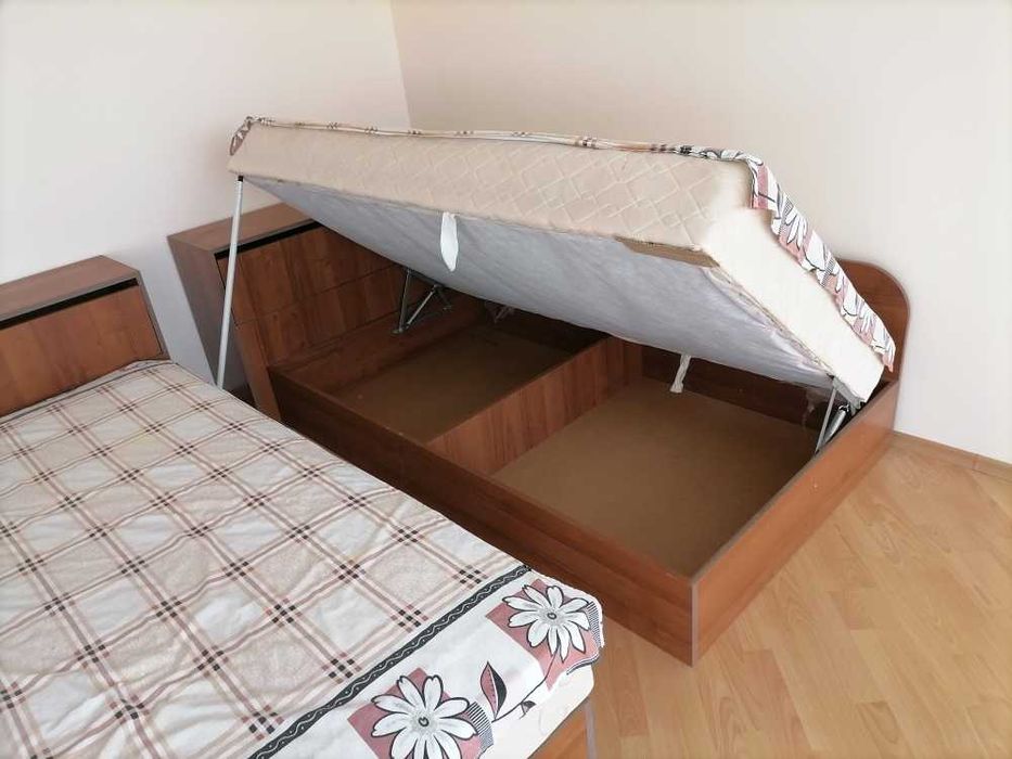 Ъглови легла с матраци и  ракли.