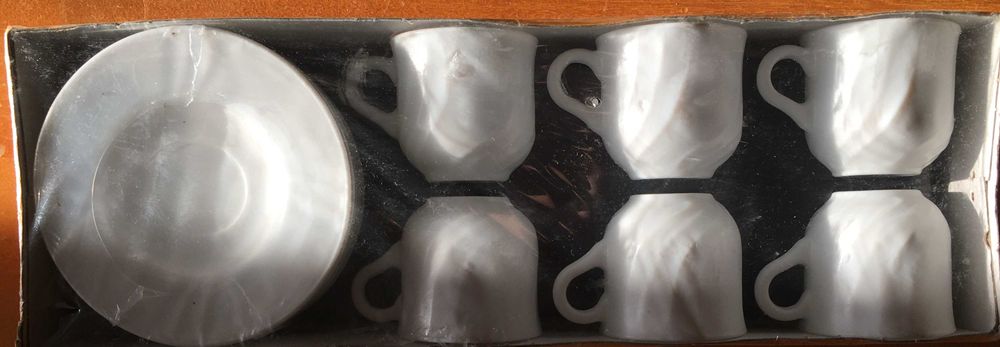 СЕРВИЗ ЗА КАФЕ от бяло темперирано стъкло - 6 чашки с чинийки