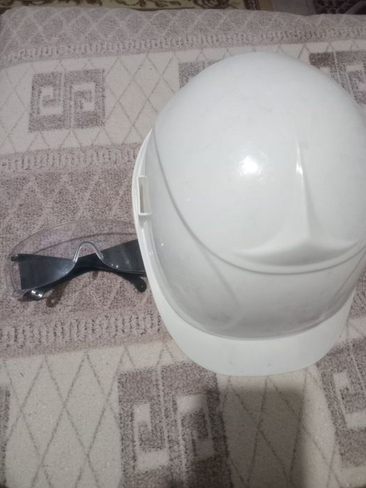 Строительная каска и очки новые