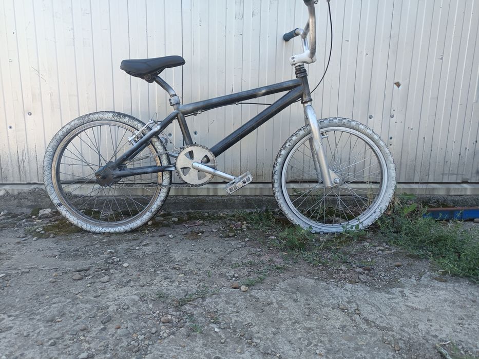 Vând bicicleta BMX 20"