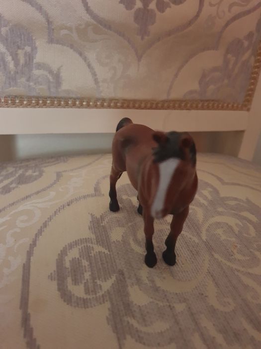 Игрушки лошадка и барашек.