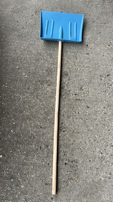 Lopată de Zăpadă , din plastic dur 40x 35 cm, coadă lemn de 1 20 cm