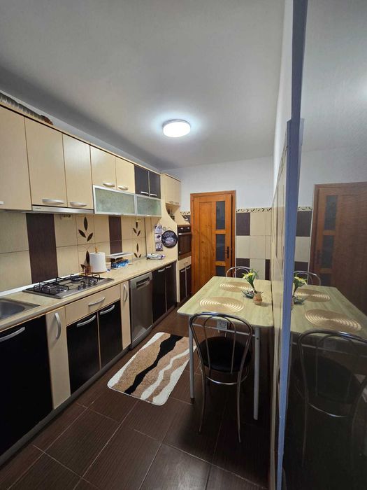 Inchiriez Apartament 2 camere centru deal