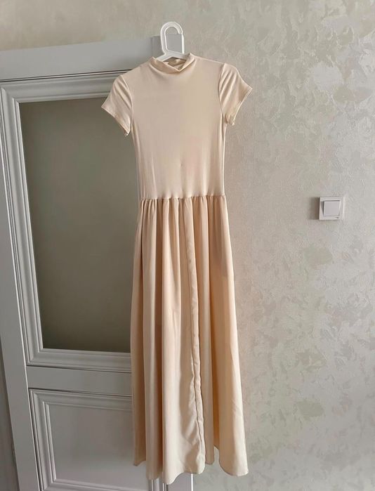 Бежевое длинное платье