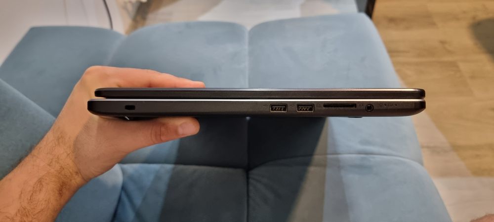 Laptop Asus Vivobook 17"
