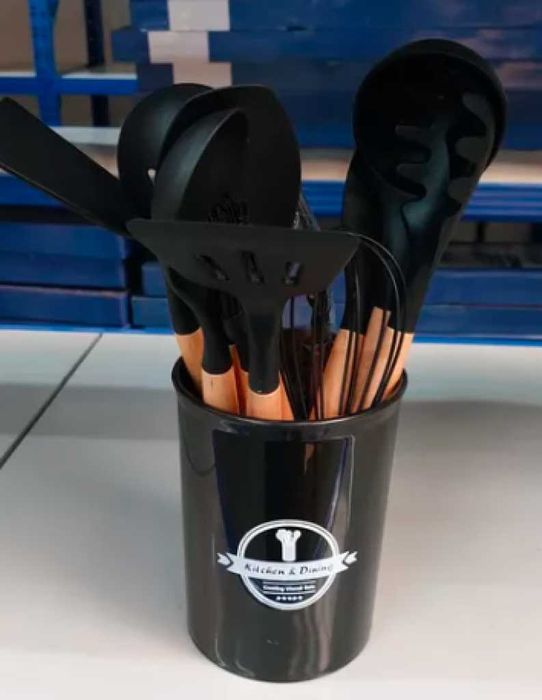 Комплект кухненски прибори 11 бр. в кръгла поставка.