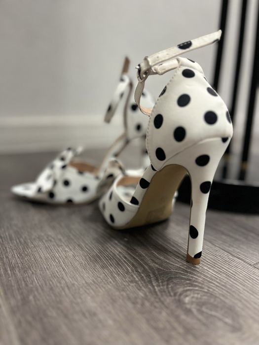 Уникални обувки с рокля Zara