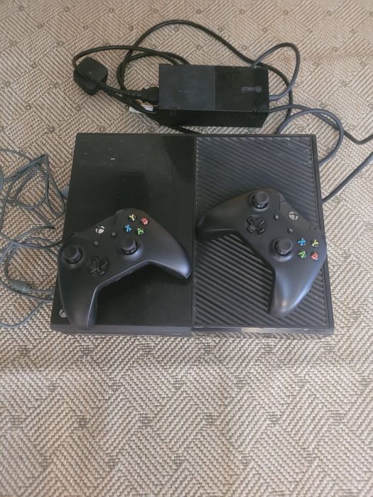 Xbox one 1540 + 2 controller+ toate cablurile