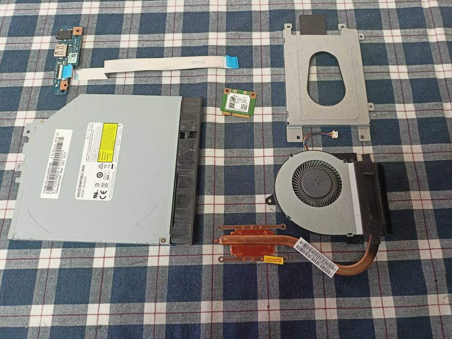 Elemente Asus P2520L