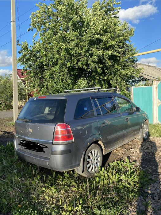 Машина Opel Zafira