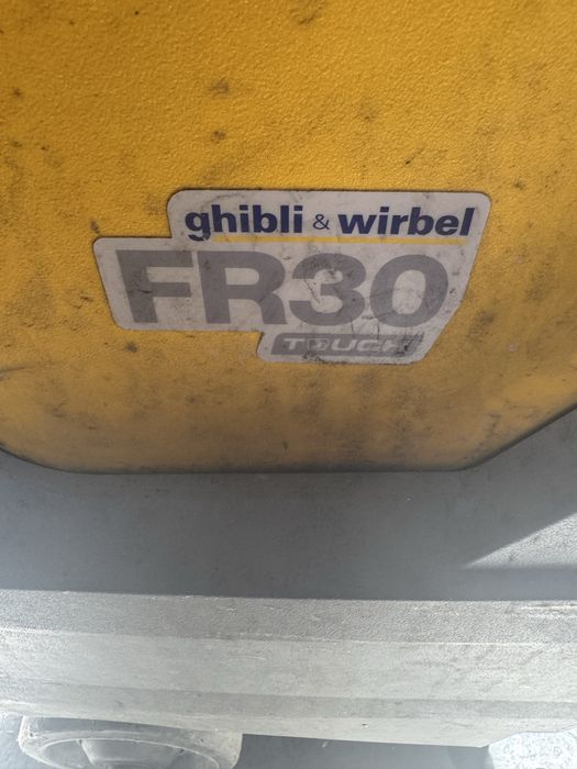 Pol yuvadigan mashina