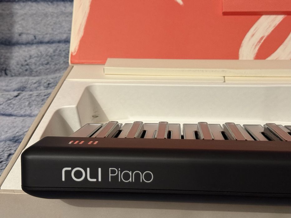 Roli Piano      .