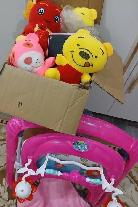 Отдам коробку б/у вещей ходунки игрушки