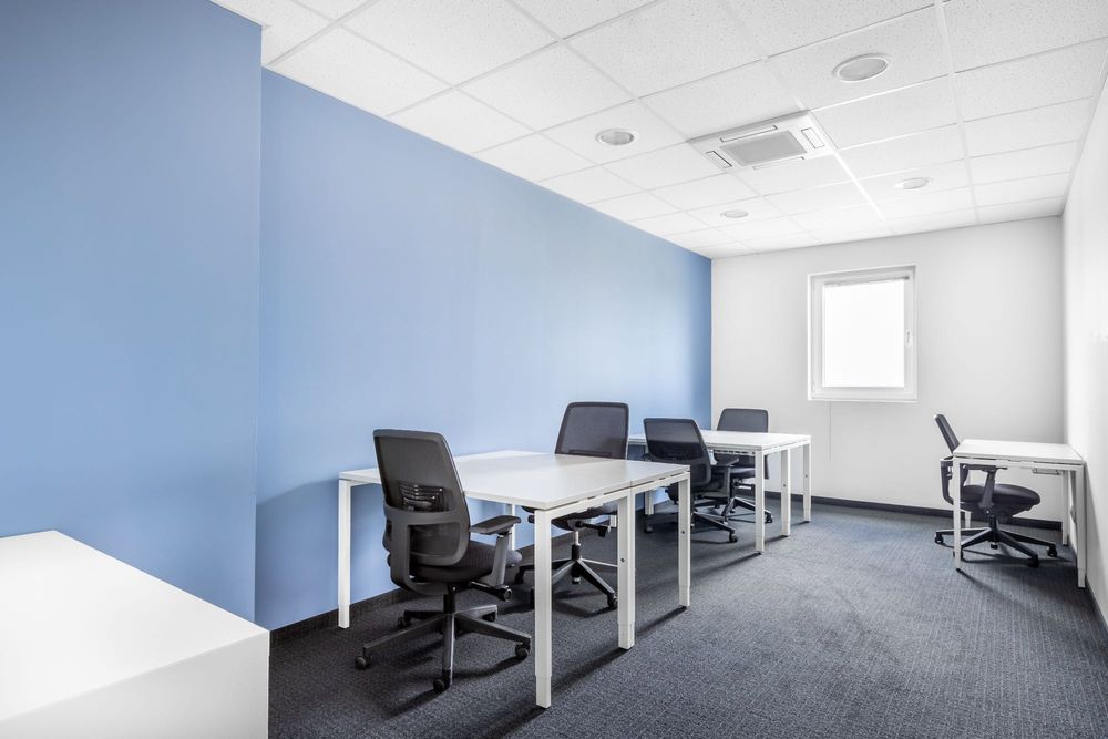 Офис пространство с отворен план за 10 души в Regus Airport