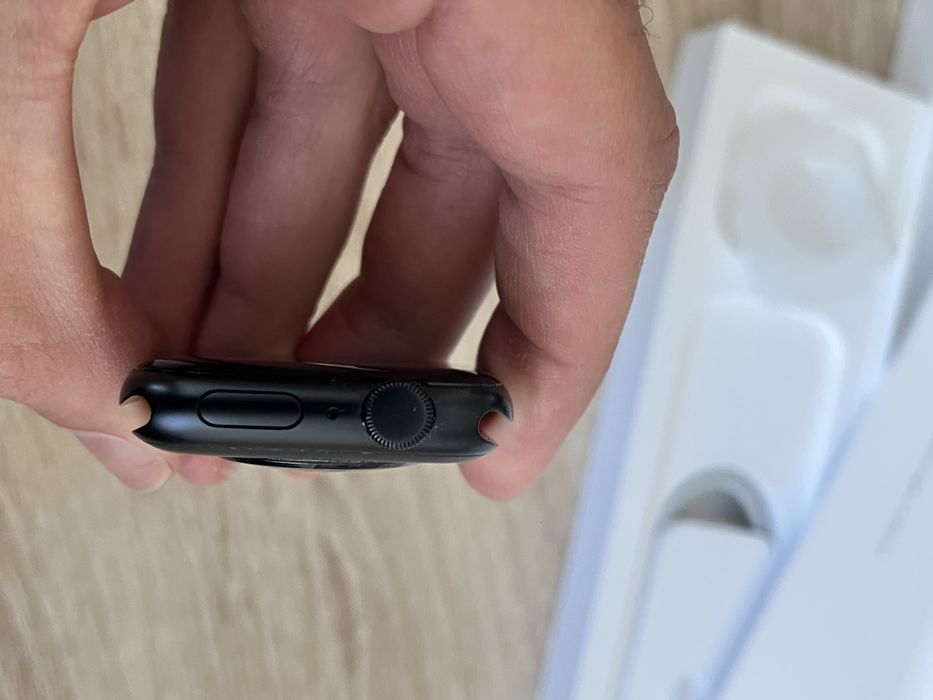 Apple Watch SE 2 44mm – работи, но с черен екран (за части/ремонт)