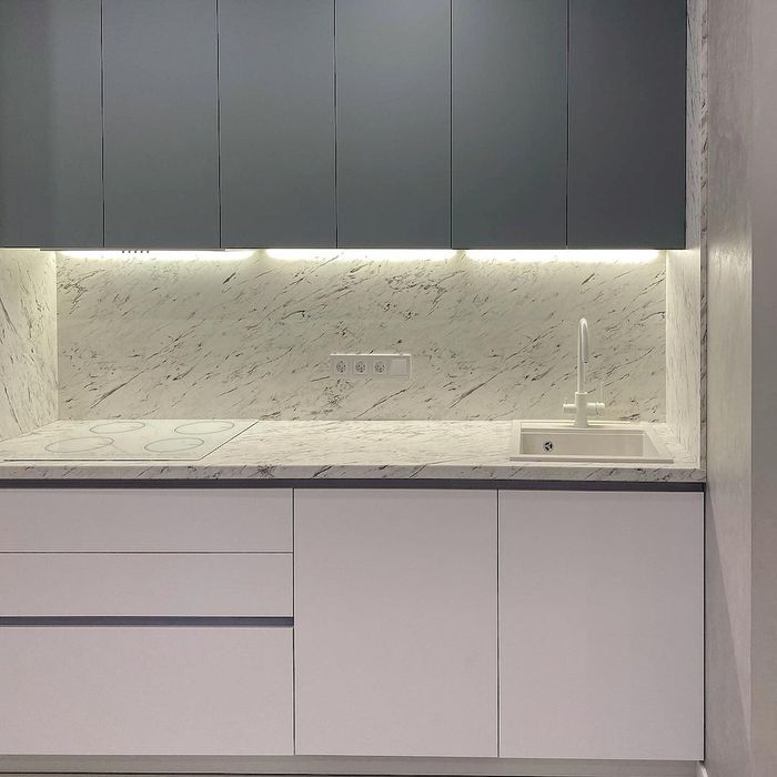 Продам кухонный гарнитур новый 2м