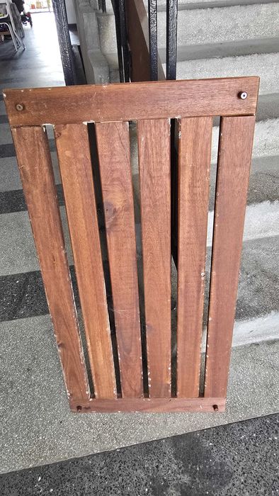 Дървена етажерка