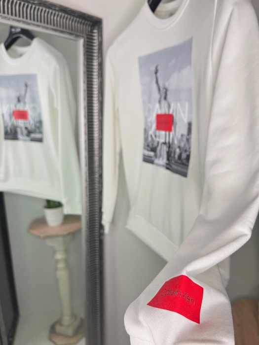 Bluza Calvin Klein alba cu imprimeu statuia libertatii