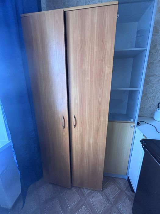 Срочно продам плательный шкаф