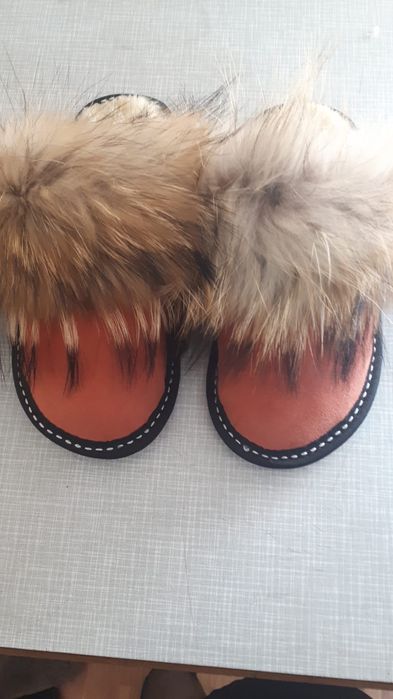 2 perechi de Papuci de casă din blană naturală