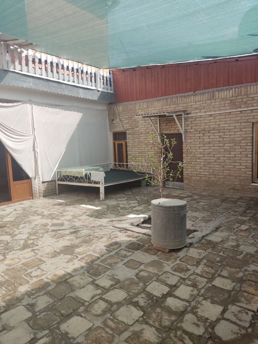 Продаëтся хороший дом с отличным локации для гостинной бизнеса.