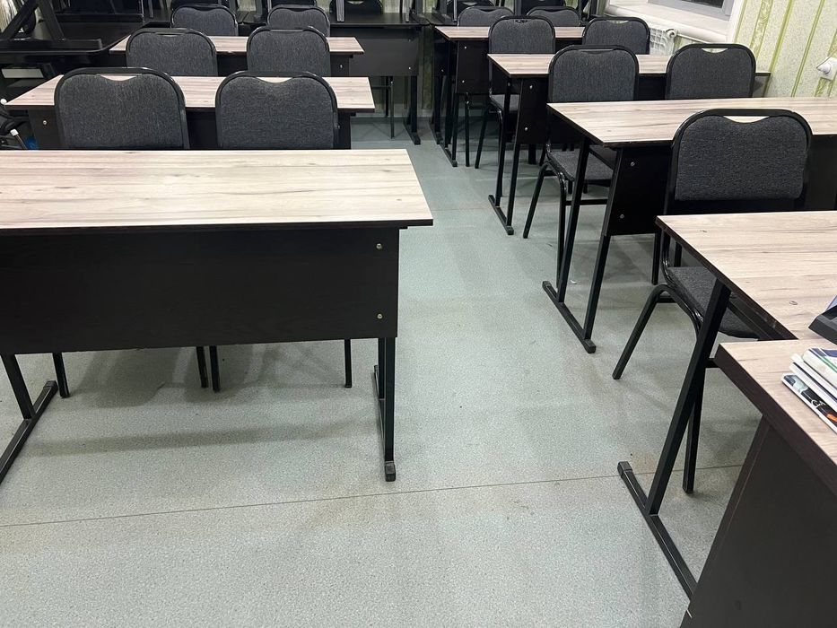 Срочно продаётся парта и стули