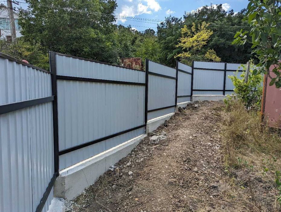 Garduri si porti din panouri stil jaluzele, tabla cutata, sipca metalica, plasa bordurata, fier forjat, BCA sau beton si alte modele la comanda