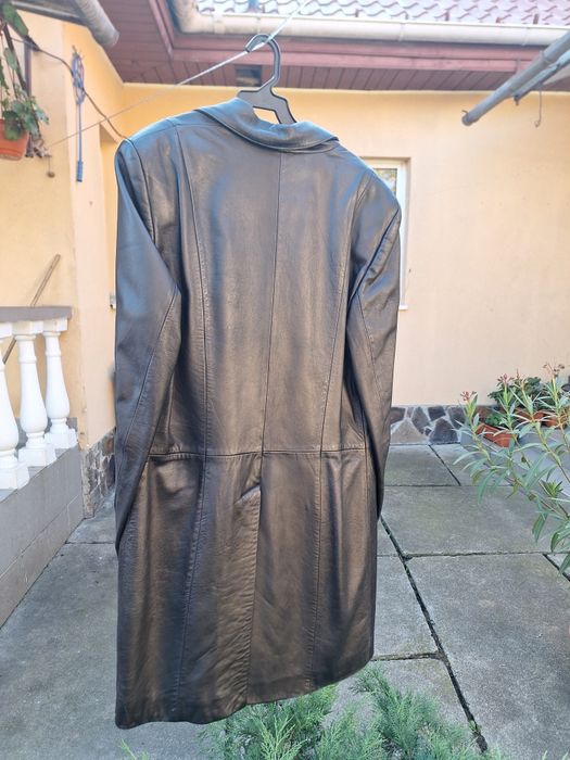 Vând haina de piele