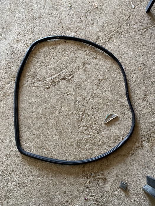 Уплотнитель задней двери камри 70