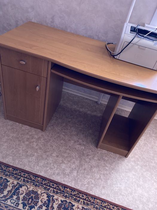 Стол  письменный ,  для школьника.