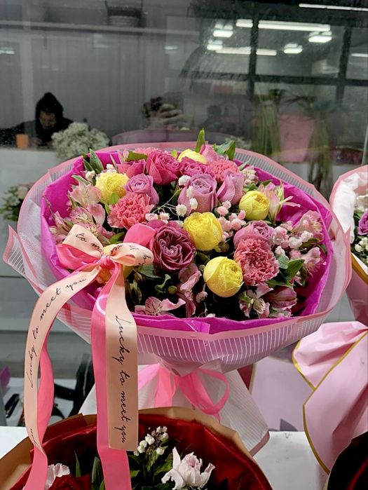 Jivoy Buket gullar atirgul pion bables