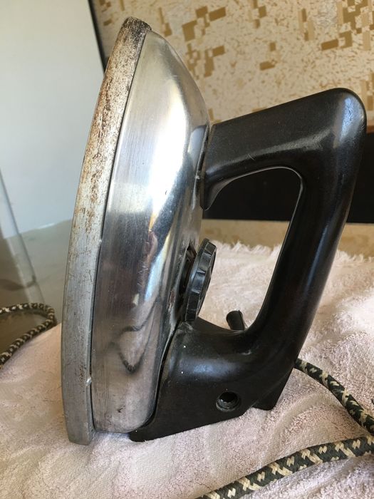 Утюг советского производства, в рабочем состоянии