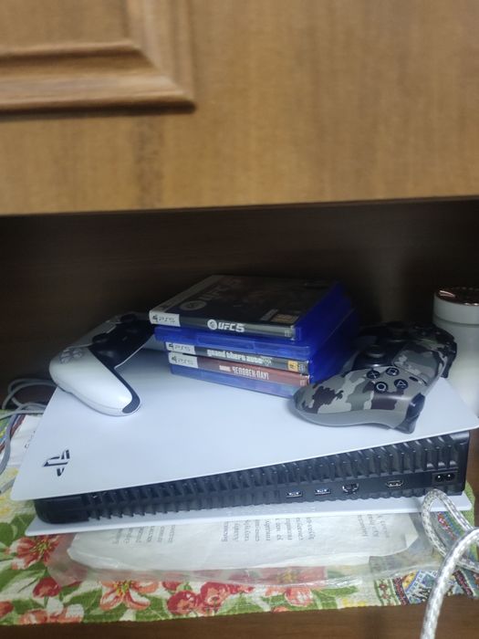 Плейстейшон 5 почти новый