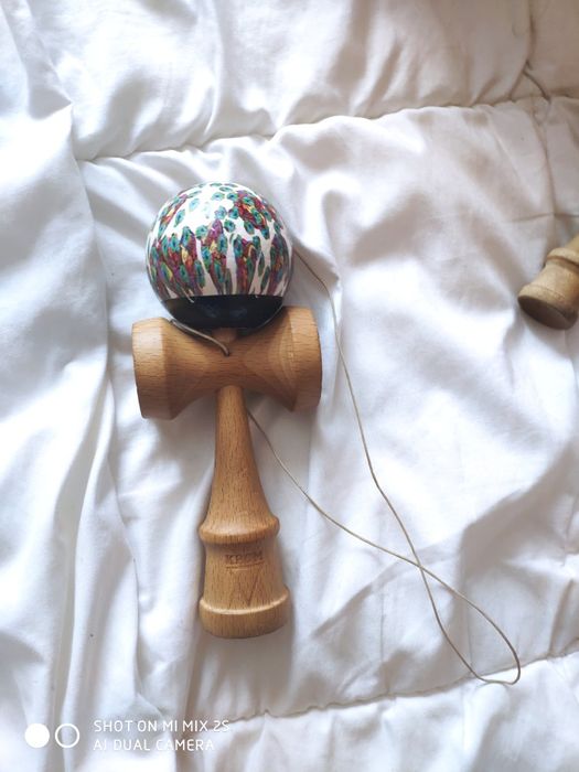 Vând vioara yamaha o kendama candy krom party pelle și două iphoneuri